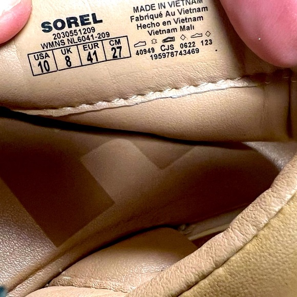 The SOREL Ella II sandal women’s size 10 uppers 
Two tone sand color puffy - Picture 4 of 4